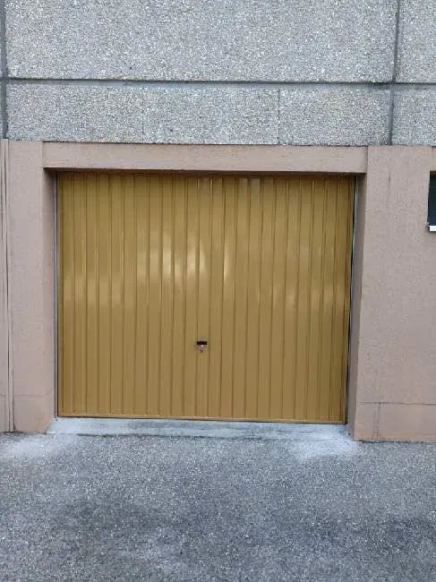 porte de garage jaune